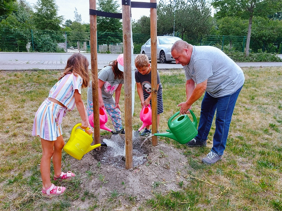 Gießpatenschaft Hort im Rosenpark Gießpatenschaft Hort im Rosenpark © Stadt Werneuchen